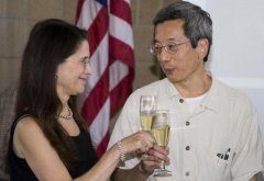 他是钱学森的侄子，是华裔美籍诺贝尔奖得主